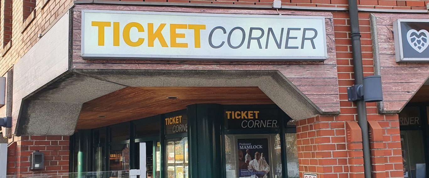 Frontansicht vom Eingang, darüber ein Werbeschild mit dem Logo vom TicketCorner.